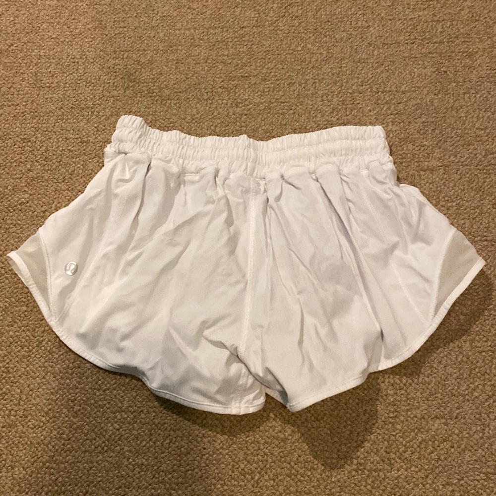 Women’s 2.5 Inch White Hotty Hot Lululemon Short - Size 4 Regular